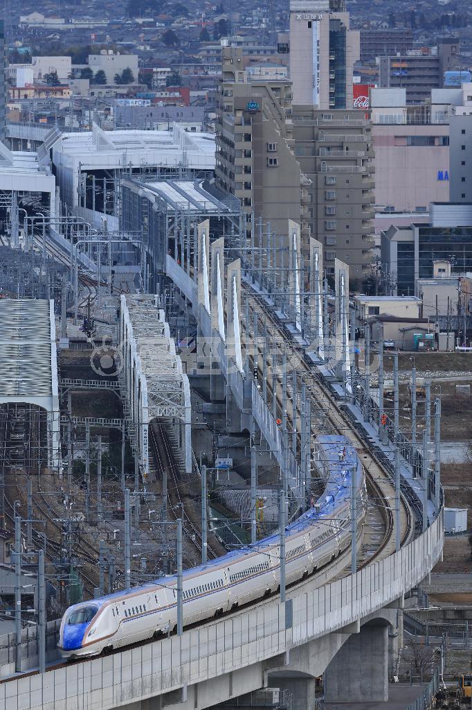 ＪＲ富山駅に進入する北陸新幹線の試運転車両＝富山県富山市（恵守乾撮影）