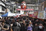 巨大だるまが迎える伝統の「神明市」（三原観光協会提供）