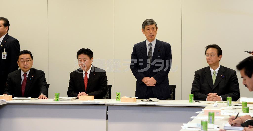 新たな安全保障法制の整備に向けた与党協議会であいさつする座長の自民党の高村（おうむら）正彦副総裁（中央右）。左隣は公明党の北側一雄副代表＝２０１５年２月２０日、衆院第２議員会館（酒巻俊介撮影）