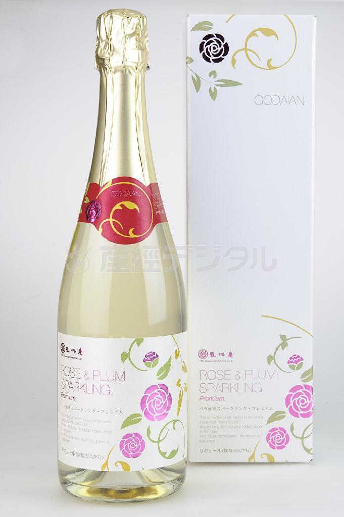 【受賞商品・サービス】株式会社東農園五代庵／「バラ梅酒スパークリング」。５代にわたり梅干しを主軸とした事業を継承し、さらに世界で最も有名なバラの品種「ダマスクローズ」の栽培にも成功した老舗の梅干し農家が、バラの香りをつけた新感覚の本格スパークリング梅酒を完成させた（提供写真）