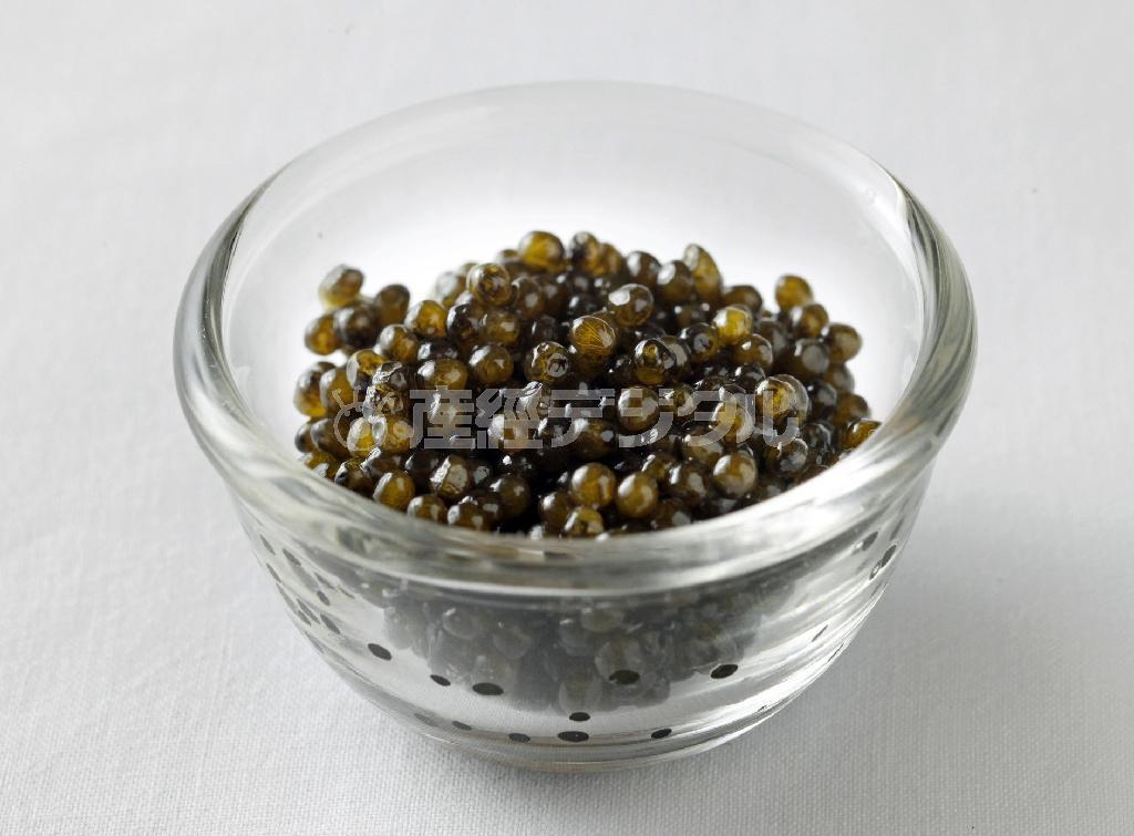 【受賞商品・サービス】奥飛騨ガーデンホテル焼岳／「奥飛騨キャビア」。奥飛騨のきれいな伏流水で育てたチョウザメは臭みがなく、身が引き締まっているのが特徴。そのチョウザメからとれるキャビアは黒いダイヤ“フレッシュキャビア”と称される（提供写真）