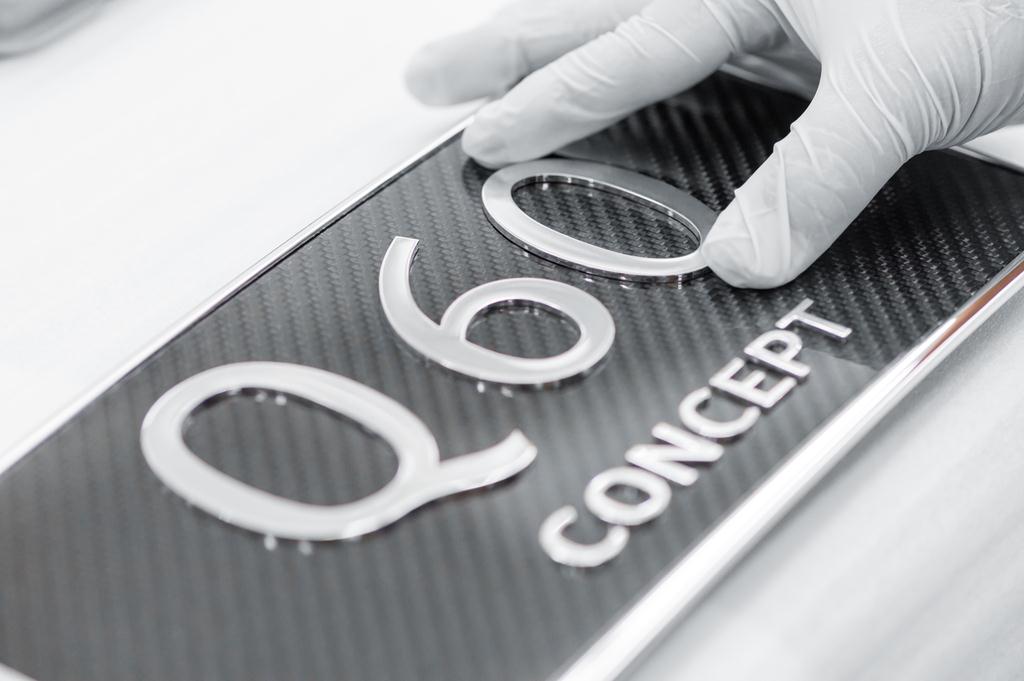 「Ｑ６０コンセプト」のエンブレム（オフィシャル写真）