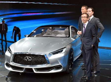 「Ｑ６０コンセプト」と（手前から）チーフクリエイティブ・オフィサーの中村史郎氏、アルバイサ氏とクルーガー社長