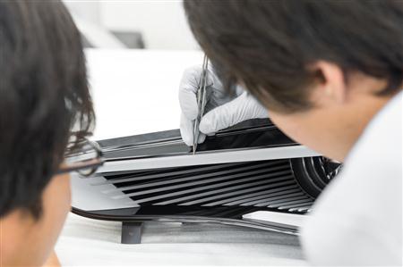 「Ｑ６０コンセプト」のパーツを職人の手で丁寧に仕上げる（オフィシャル写真）