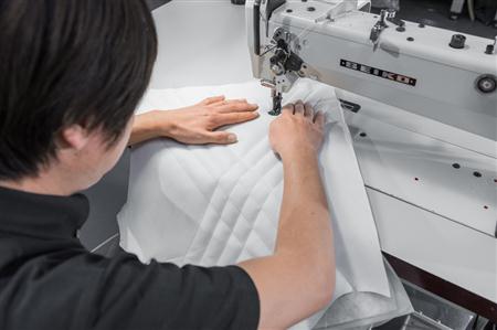 「Ｑ６０コンセプト」のキルティングを丁寧に仕上げる（オフィシャル写真）