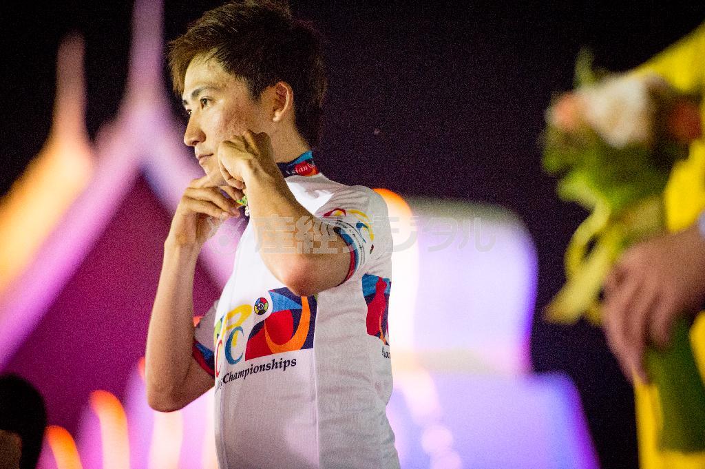 Ｕ２３カテゴリーで優勝し、チャンピオンジャージに袖を通した小石祐馬＝２０１５年２月１２日、タイ・ナコンラチャシマ（ＣＣＴ＿ｐ／ｂ＿チャンピオンシステム）