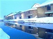 さっぽろ雪まつりの時期、小樽は小樽雪あかりの路というイベントをやっていて、運河やその他各所に、雪の中にろうそくをともします＝２０１５年２月１０日、北海道小樽市（乾ルカさん撮影）