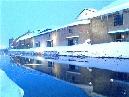 さっぽろ雪まつりの時期、小樽は小樽雪あかりの路というイベントをやっていて、運河やその他各所に、雪の中にろうそくをともします＝２０１５年２月１０日、北海道小樽市（乾ルカさん撮影）