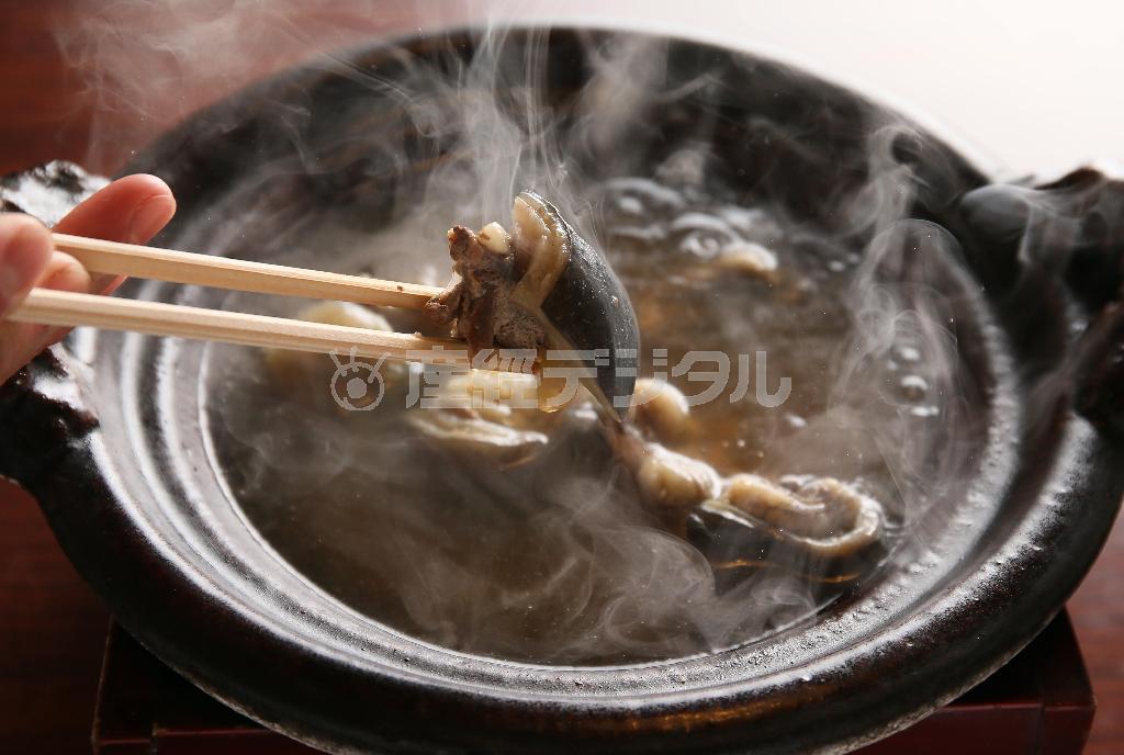 ぐつぐつと煮えたぎるすっぽん鍋。コクのあるスープも飲み干したくなる＝２０１５年２月６日、京都市上京区（志儀駒貴撮影）