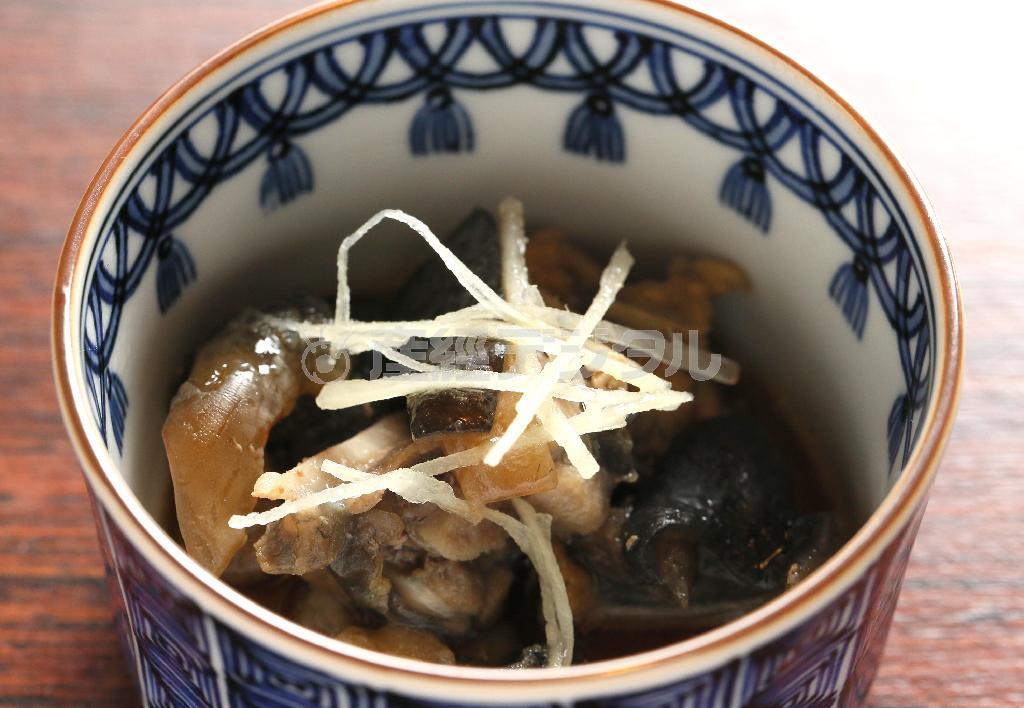 針ショウガが載った「すっぽん肉のしぐれ煮」。しょうゆの香りが食欲をそそる＝２０１５年２月６日、京都市上京区（志儀駒貴撮影）