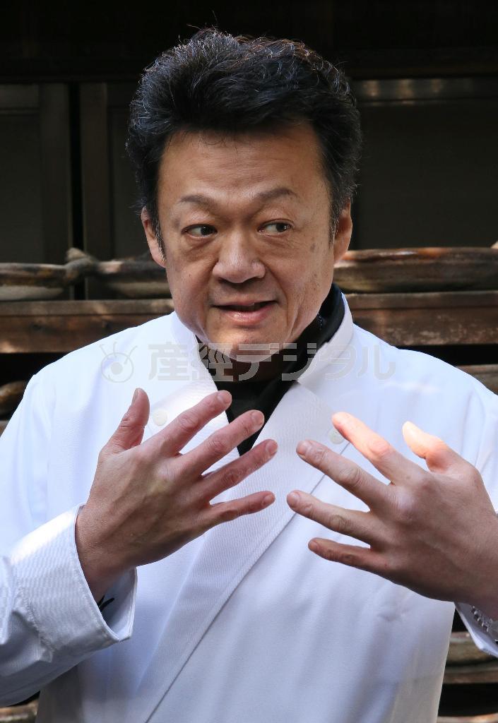 「お客さんも何代にもわたってファンになってもらえたら」と話す青山佳生さん＝２０１５年２月６日、京都市上京区（志儀駒貴撮影）