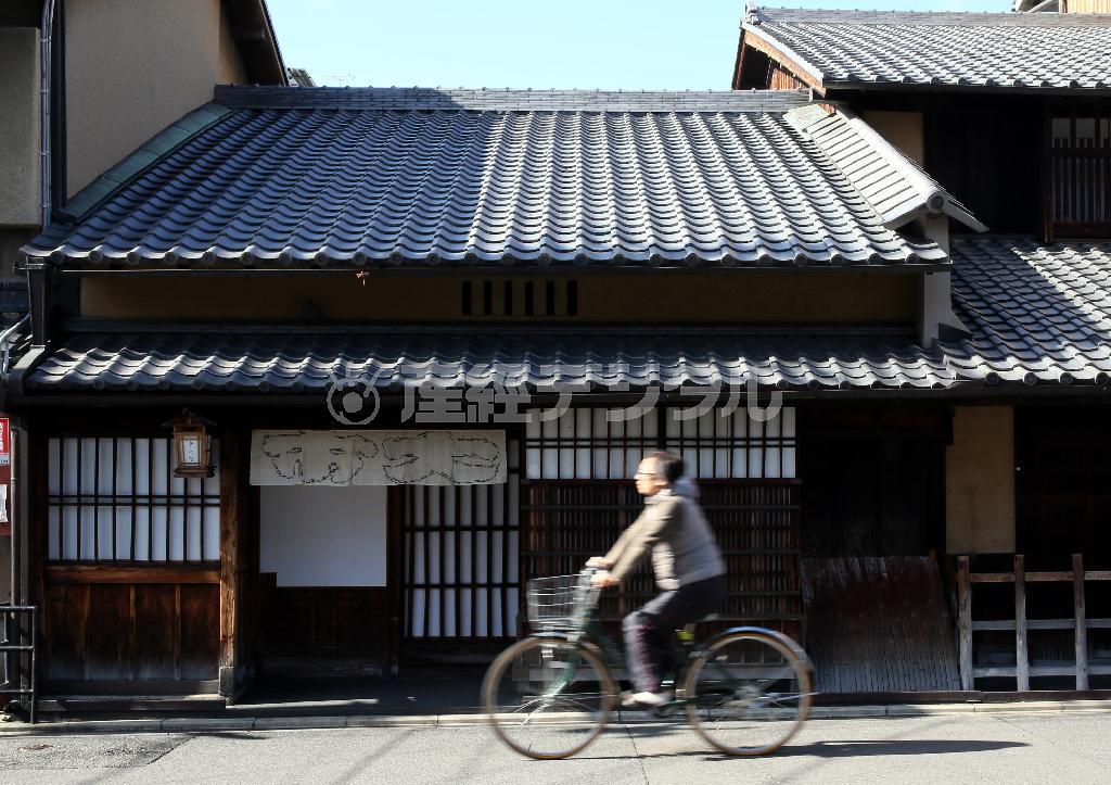 風情ある木造家屋は３３０年の歴史を刻む＝２０１５年２月６日、京都市上京区（志儀駒貴撮影）