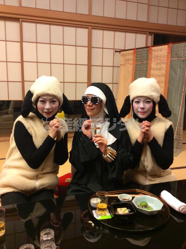 尼僧に仮想したフラワー・アーティストの半千代さん（中央）と、２匹の羊に仮想した芸者さん（花千代さん提供）