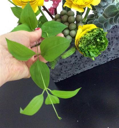 （手順４）最後にバランスをみて利休草で流れを加えて出来上がり！＝２０１５年２月１８日（花千代さん提供）