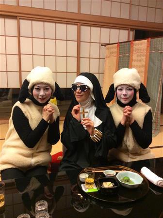 尼僧に仮想したフラワー・アーティストの半千代さん（中央）と、２匹の羊に仮想した芸者さん（花千代さん提供）