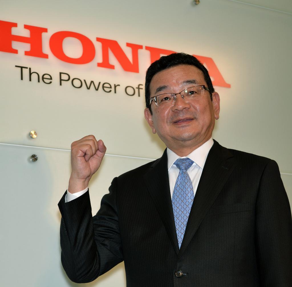 ホンダ次期社長に決まり、記者会見後、撮影に応じる八郷隆弘常務執行役員＝２３日午後、東京都港区（栗橋隆悦撮影）