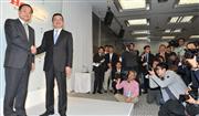 壇上で握手を交わすホンダ次期社長の八郷隆弘常務執行役員（右）と伊東孝紳社長＝２３日、東京都港区（栗橋隆悦撮影）