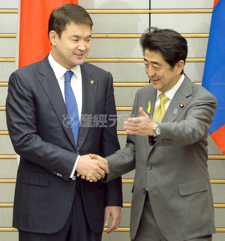 モンゴルのチメド・サイハンビレグ首相（左）との会談に臨む安倍晋三（しんぞう）首相＝２０１５年２月１０日、首相官邸（酒巻俊介撮影）
