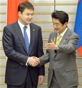 モンゴルのチメド・サイハンビレグ首相（左）との会談に臨む安倍晋三（しんぞう）首相＝２０１５年２月１０日、首相官邸（酒巻俊介撮影）