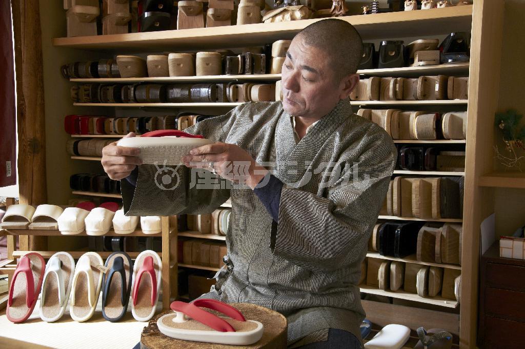 ＪＯＪＯを店頭に並べる前に商品のチェックをする「祇園ない藤」の内藤誠治社長＝２０１５年２月４日（武田範夫撮影）