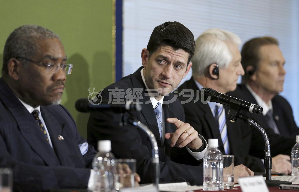 日本記者クラブで会見するポール・ライアン歳入委員長（左から２人目）＝２０１５年２月１９日、東京都千代田区内幸町（ＡＰ）