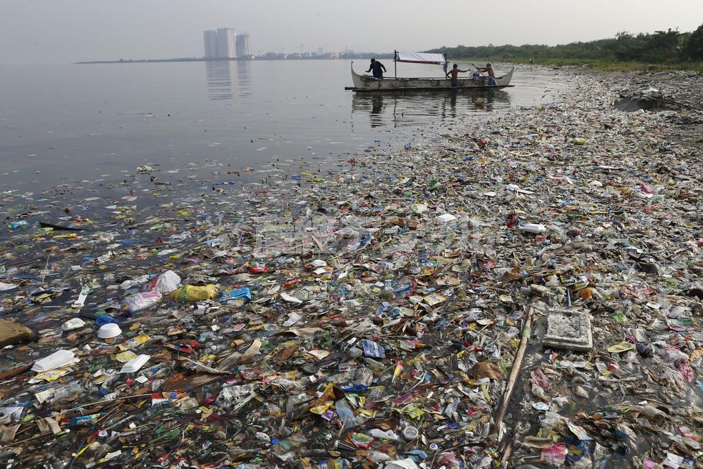 大量のプラスチックごみが押し寄せたフィリピンのマニラ湾。これでは漁もままならず、まさに「汚い爆弾」と言えるが、世界中で海洋投棄されているプラごみの３割が中国から発している＝２０１３年６月８日（ロイター）