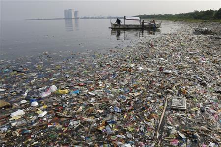 大量のプラスチックごみが押し寄せたフィリピンのマニラ湾。これでは漁もままならず、まさに「汚い爆弾」と言えるが、世界中で海洋投棄されているプラごみの３割が中国から発している＝２０１３年６月８日（ロイター）