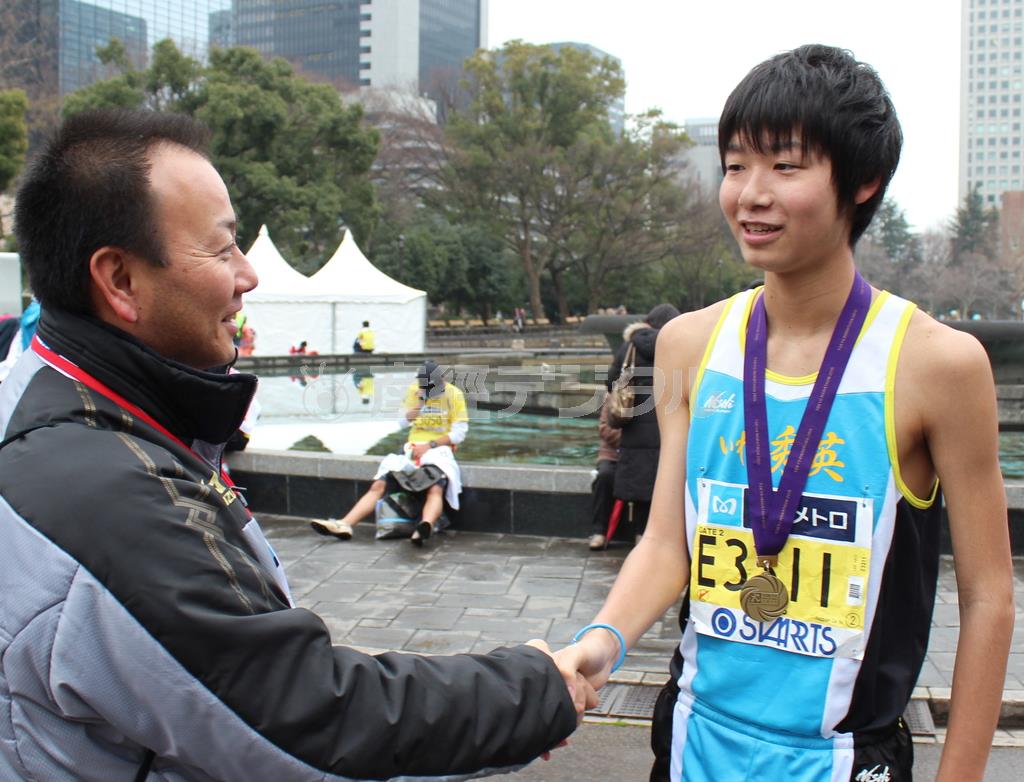 レースを終え、小野秀憲監督（左）からねぎらいを受ける蛭田直宏君＝２０１５年２月２２日、東京都江東区（森本充撮影）