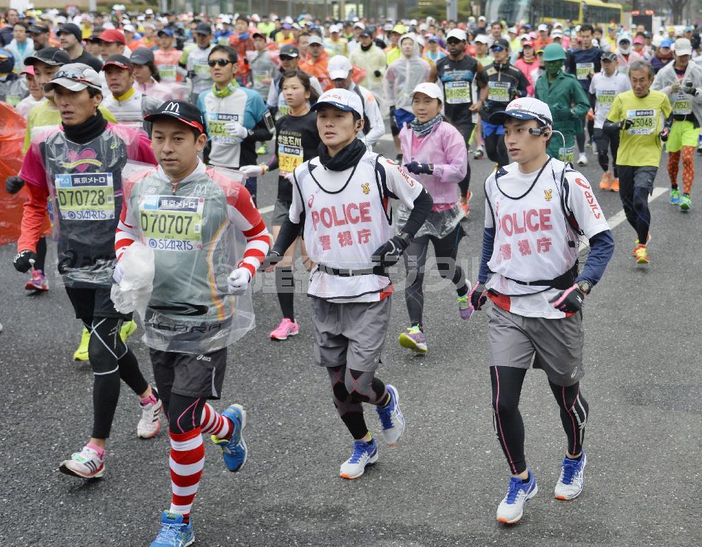 今回からランナーと一緒に走りながら警戒する「ランニングポリス」も導入された＝２０１５年２月２２日、東京都新宿区（共同）