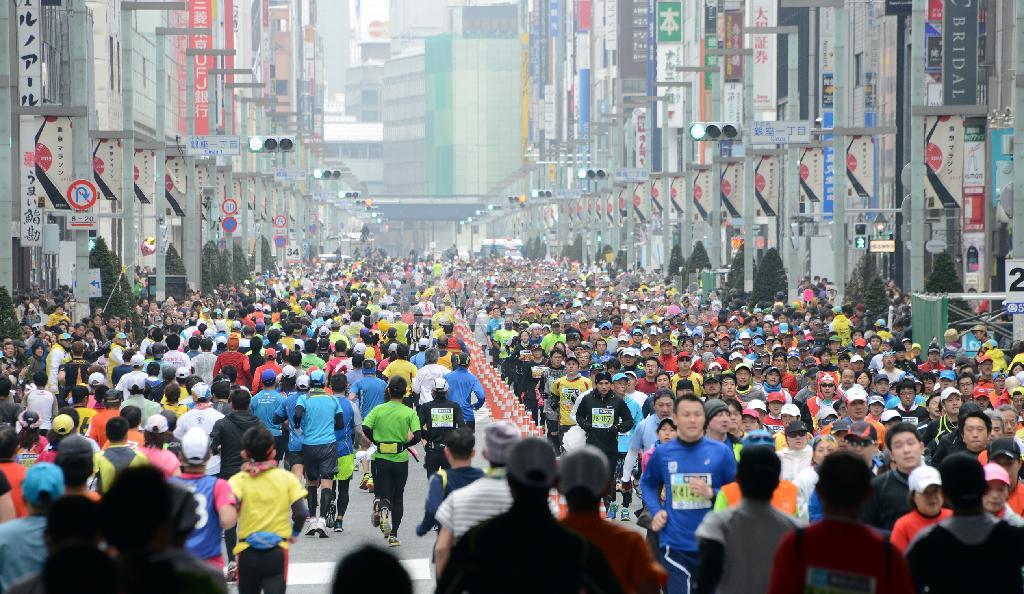 東京・銀座の中央通りを駆け抜けるランナーたち＝２０１５年２月２２日、東京都中央区（川口良介撮影）