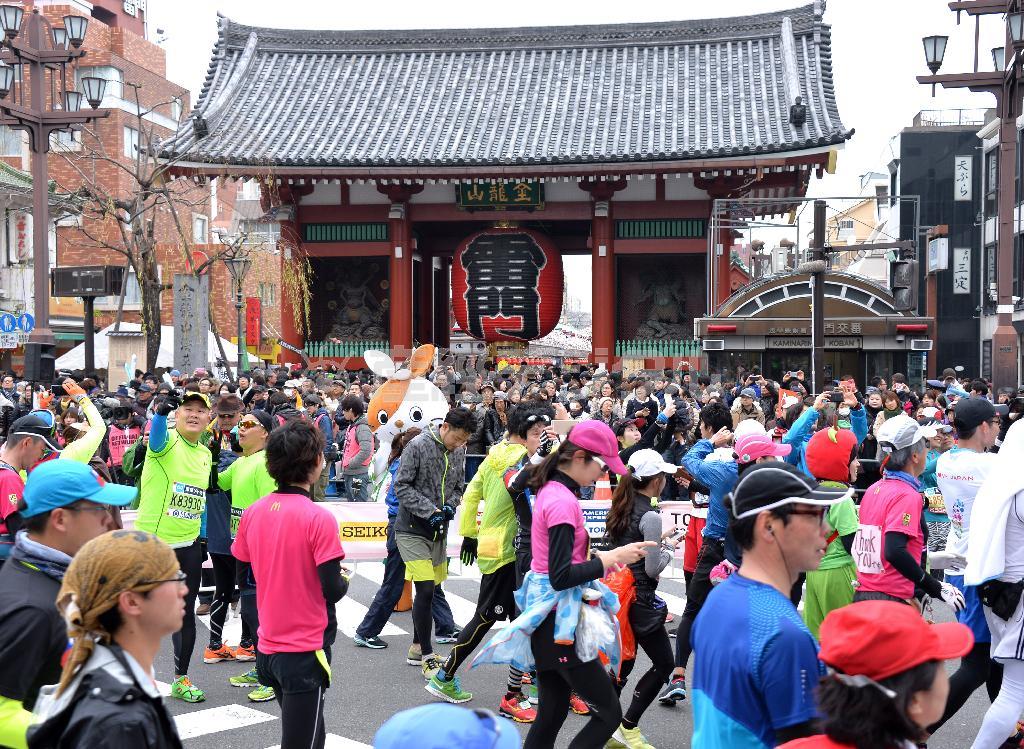 浅草の雷門前を走るランナーたち。名所の前では記念撮影をする姿もみられた＝２０１５年２月２２日、東京都台東区（宮崎瑞穂撮影）