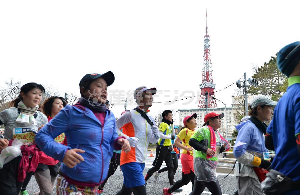 東京タワー付近（中）を走るランナーたち。名所の前では記念撮影をする姿もみられた＝２０１５年２月２２日、東京都港区（宮崎瑞穂撮影）。