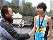 レースを終え、小野秀憲監督（左）からねぎらいを受ける蛭田直宏君＝２０１５年２月２２日、東京都江東区（森本充撮影）