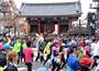 浅草の雷門前を走るランナーたち。名所の前では記念撮影をする姿もみられた＝２０１５年２月２２日、東京都台東区（宮崎瑞穂撮影）