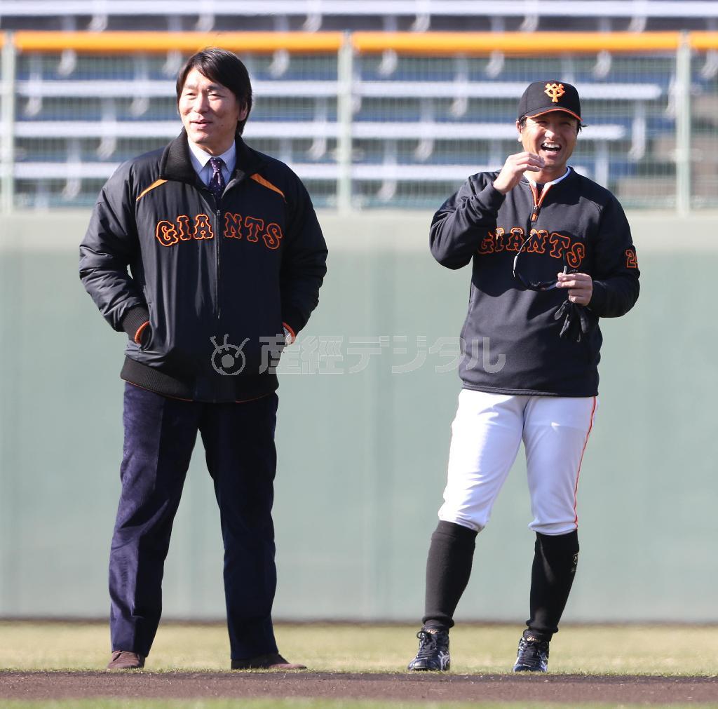 巨人の宮崎キャンプを訪れた松井秀喜氏（左）と談笑する高橋由伸（よしのぶ）兼任コーチ＝２０１５年２月３日、宮崎県宮崎市のＫＩＲＩＳＨＩＭＡヤマザクラ宮崎県総合運動公園（大橋純人撮影）