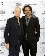 アレハンドロ・ゴンサレス・イニャリトゥ監督（右）と米俳優、マイケル・キートンさん＝２０１５年２月２１日、米カリフォルニア州サンタモニカ（ロイター）