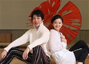 「前回は体脂肪が７％台まで落ちた」という野村萬斎さん（左）と、「こんな大役をいただけるなんて」と感無量の中越典子さん＝２０１５年２月９日、東京都江東区（中井誠撮影）