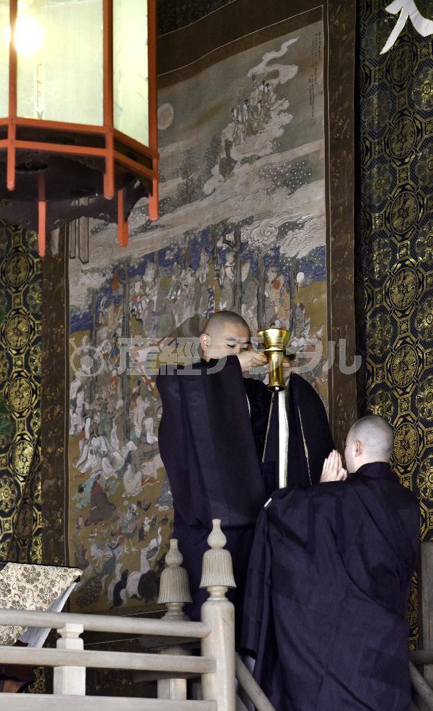 涅槃図の前で少量の砂糖を入れた湯が供えられる＝２０１５年２月１５日、神奈川県鎌倉市山ノ内の建長寺法堂（渡辺照明撮影）