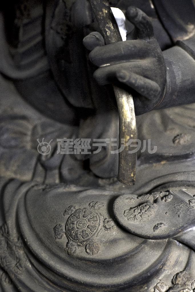 宋朝様式を伝える如意輪観音像の衣の文様＝２０１５年２月７日、神奈川県鎌倉市西御門の来迎寺（渡辺照明撮影）