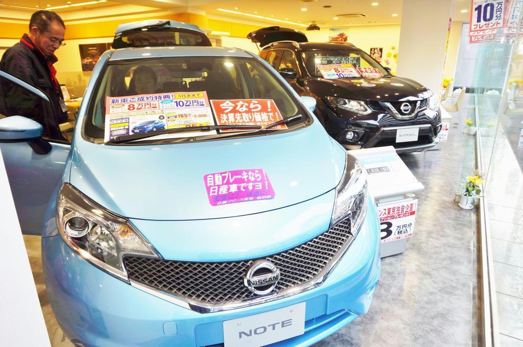 販売店はエコカー減税の制度厳格化で消費者の税負担が増える車種の売り込みを強化している＝２３日、日産プリンス東京販売駒沢店（東京都世田谷区）