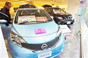 販売店はエコカー減税の制度厳格化で消費者の税負担が増える車種の売り込みを強化している＝２３日、日産プリンス東京販売駒沢店（東京都世田谷区）