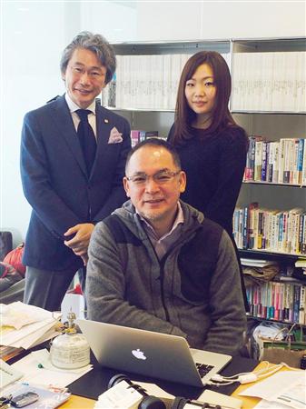 山井太・スノーピーク社長（中央）と、村田育生・村田作戦社長（後列左）、大栗芙実子・ＯＫＵＲＩＣＯＭＰＡＮＹ社長（同右）＝新潟県三条市