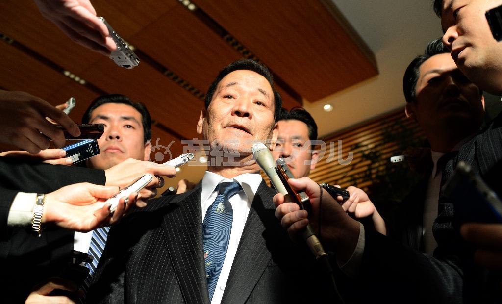 安倍晋三（しんぞう）首相に辞表を提出し、記者団の質問に答える西川公也（こうや）農水相＝２０１５年２月２３日、首相官邸（酒巻俊介撮影）