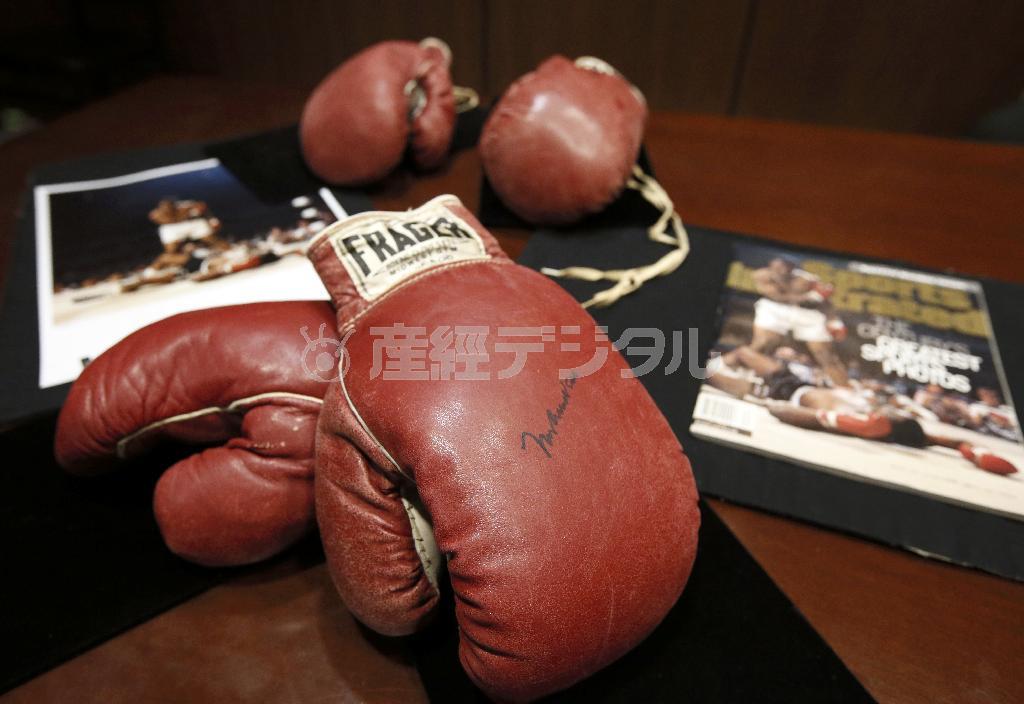 ボクシングのチャンピオン、モハメド・アリ氏のグローブ（手前）とソニー・リストン氏（１９３２～７０年）のグローブ（奥）＝２０１５年１月２２日、米テキサス州ダラス（ＡＰ）