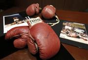 ボクシングのチャンピオン、モハメド・アリ氏のグローブ（手前）とソニー・リストン氏（１９３２～７０年）のグローブ（奥）＝２０１５年１月２２日、米テキサス州ダラス（ＡＰ）