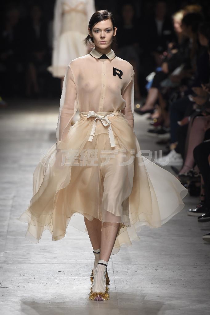 春夏コレクションでは「Ｒ」のロゴをあしらったスポーティな印象を与えるドレスも登場（オンワードグローバルファッション提供）