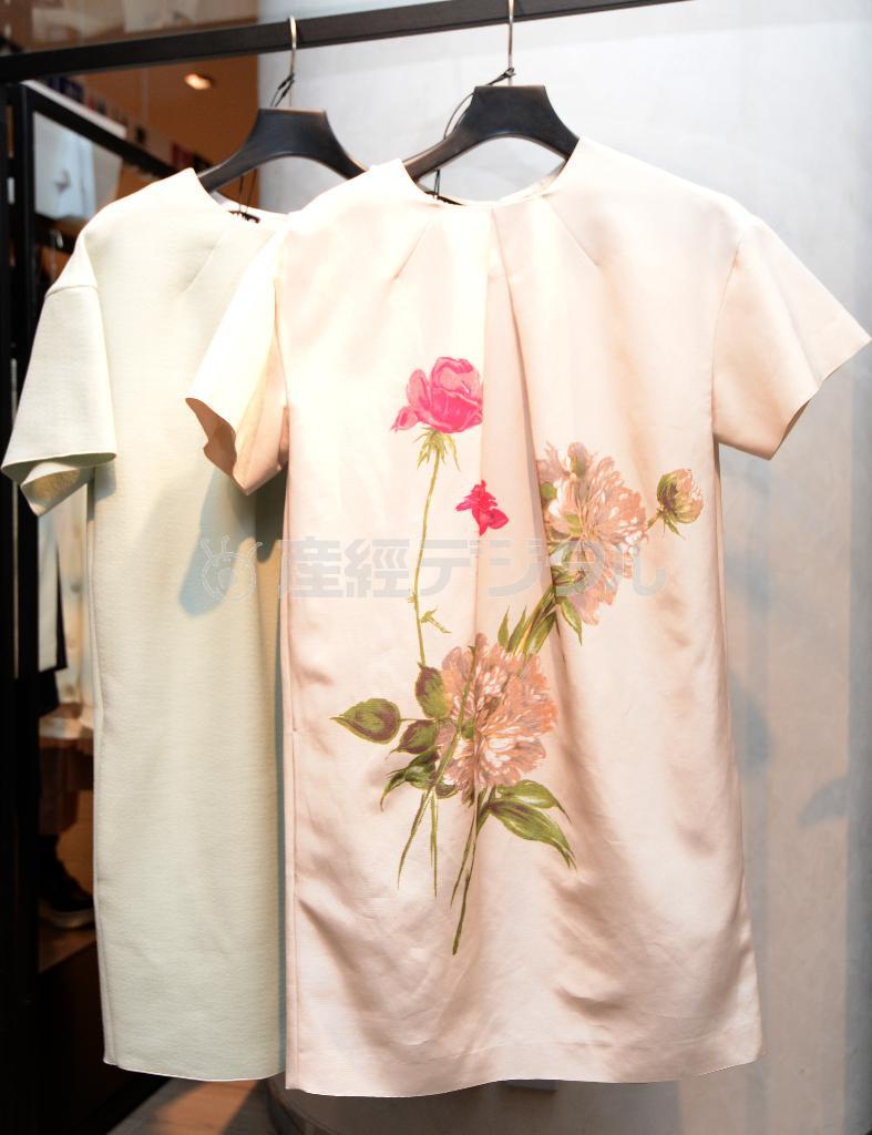 シルクの光沢が光るワンピース。薄いピンク地にバラをあしらったもの（右、２２万５０００円）と無地のライトグリーン（１４万８０００円）の２種がある＝２０１５年２月９日、東京都中央区銀座（宮川浩和撮影）