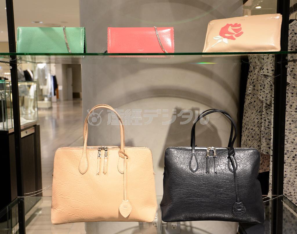 バッグもいろいろなサイズや柄がそろう。上段はバラモチーフ（右、６万３０００円）のクラッチに色違いのショルダー（中、左、８万８０００円）。下段は色違いのハンドバッグ（２１万５０００円）＝２０１５年２月９日、東京都中央区銀座（宮川浩和撮影）