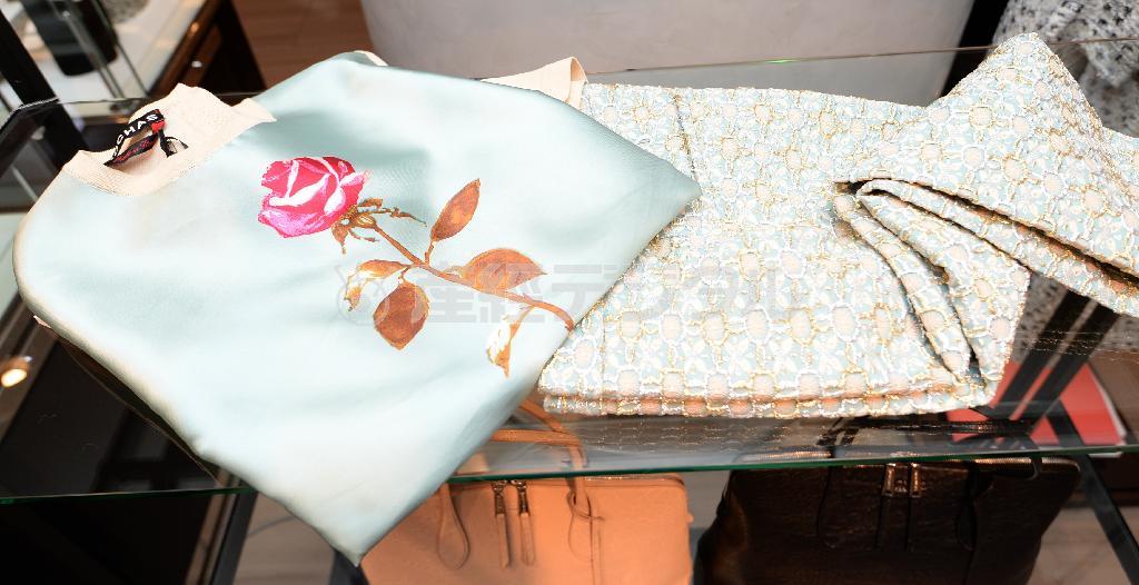 鮮やかな青にバラのトップス（左、８万８０００円）はジャガード織のパンツ（右、１５万円）を合わせてスポーティーに＝２０１５年２月９日、東京都中央区銀座（宮川浩和撮影）