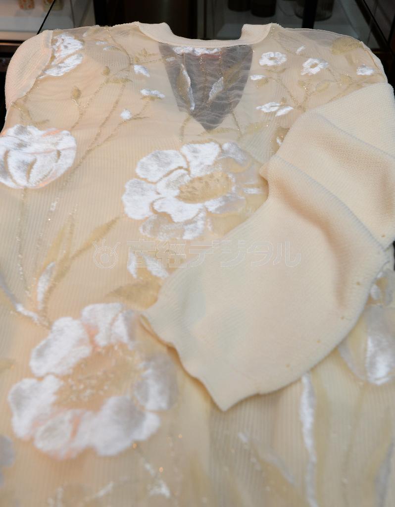 背中の後ろが透け感のあるトップス。白いバラの模様が浮き彫りに（１４万５０００円）＝２０１５年２月９日、東京都中央区銀座（宮川浩和撮影）